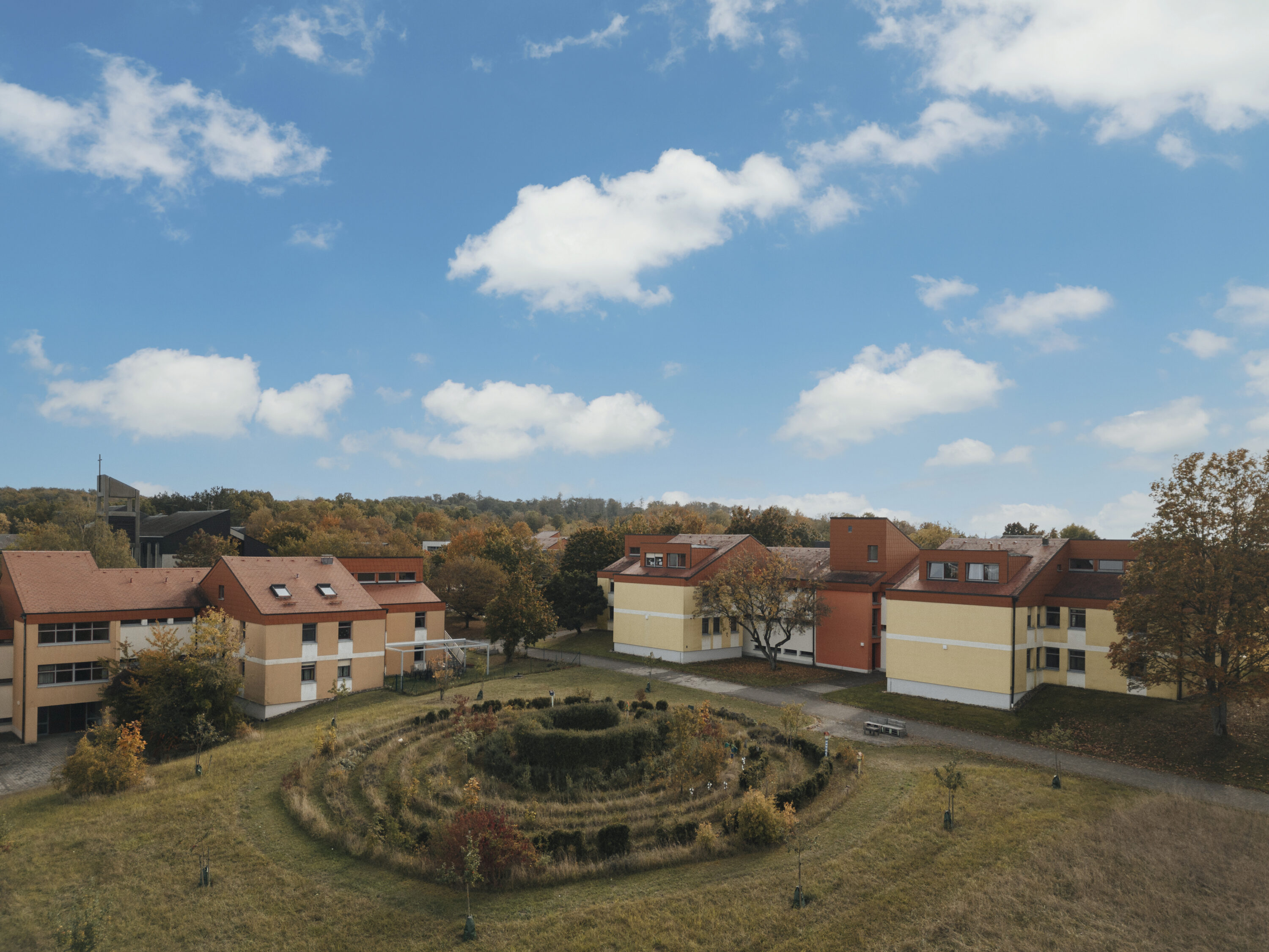 Wohngruppe und Labyrinth des St. Josefs-Stifts aus der Luft fotografiert.