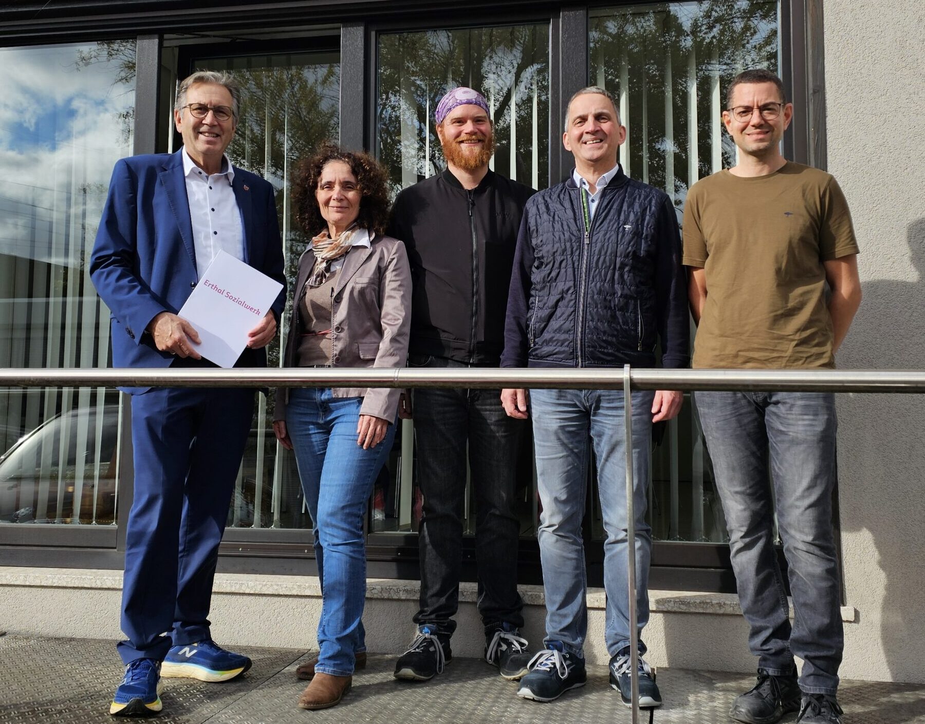 Gruppenbild: Oberbürgermeister Jürgen Herzing, Sozialdienstleiterin Nadia Nuti, Patrick Schlosser, stellvertretender Werkstattratsvorsitzender, Werkstattleiter Michael Jauch und Abteilungsleiter Julian Schäfer.