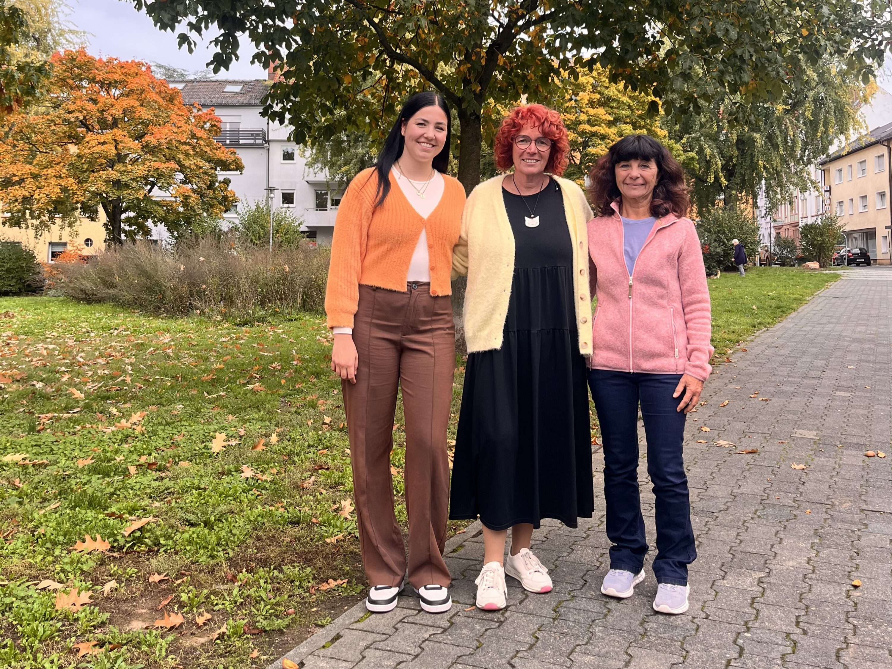 Vivien Friedrich und Doris Ebert halten im Hospiz Aschaffenburg einen Vortrag.