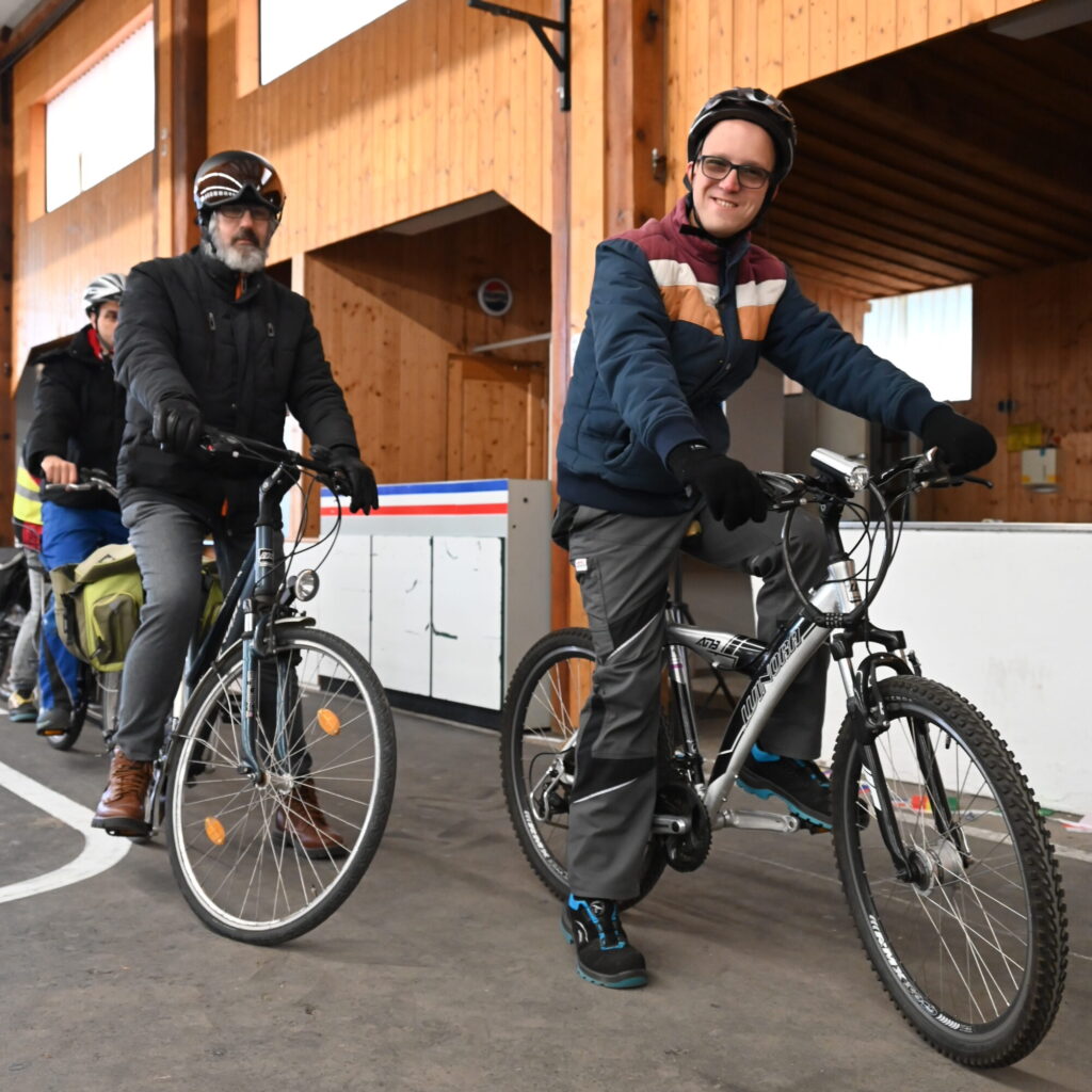 Bewohner auf dem Fahrrad nehmen am Sicherheitstraining teil.