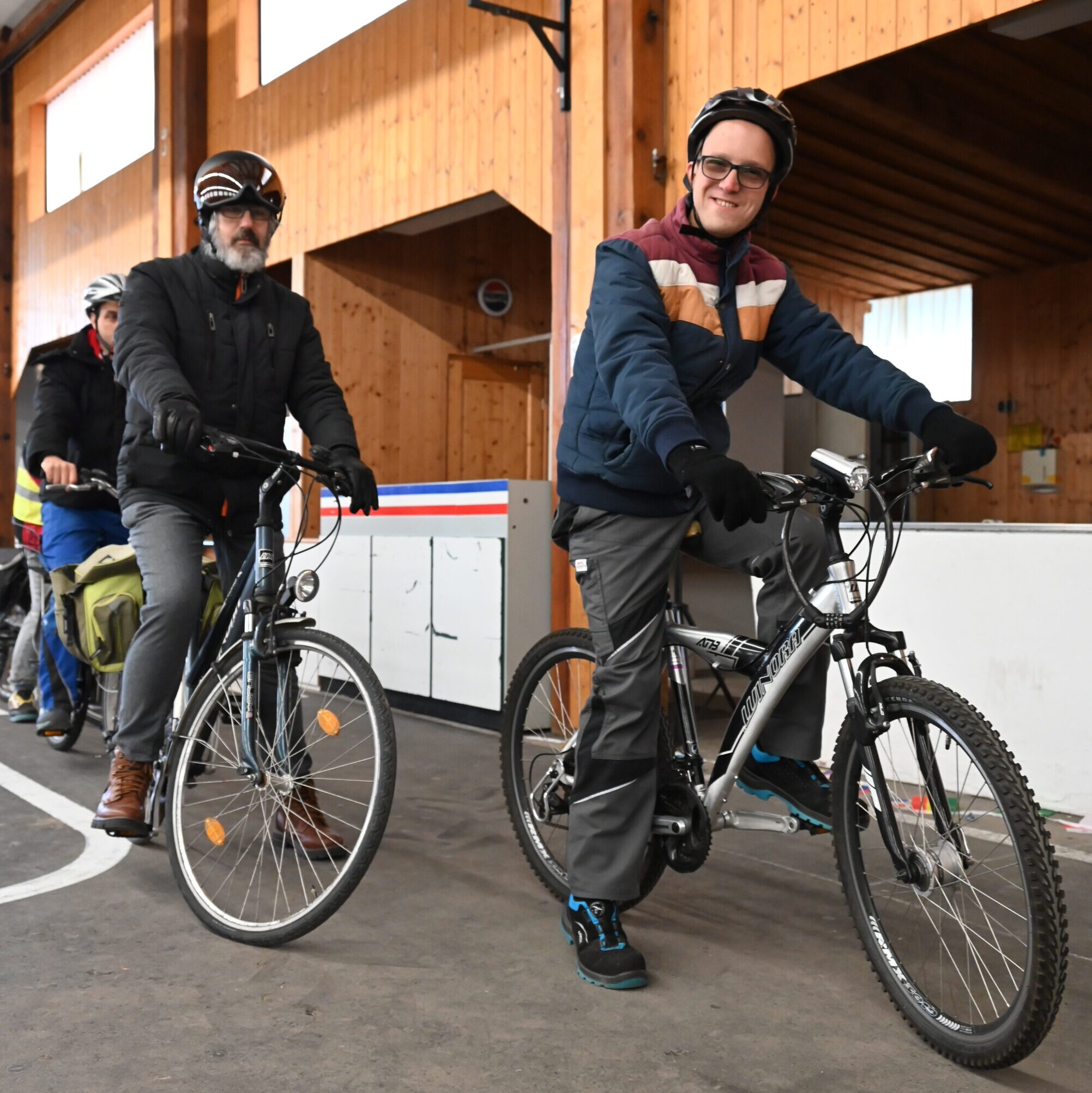 Bewohner auf dem Fahrrad nehmen am Sicherheitstraining teil.