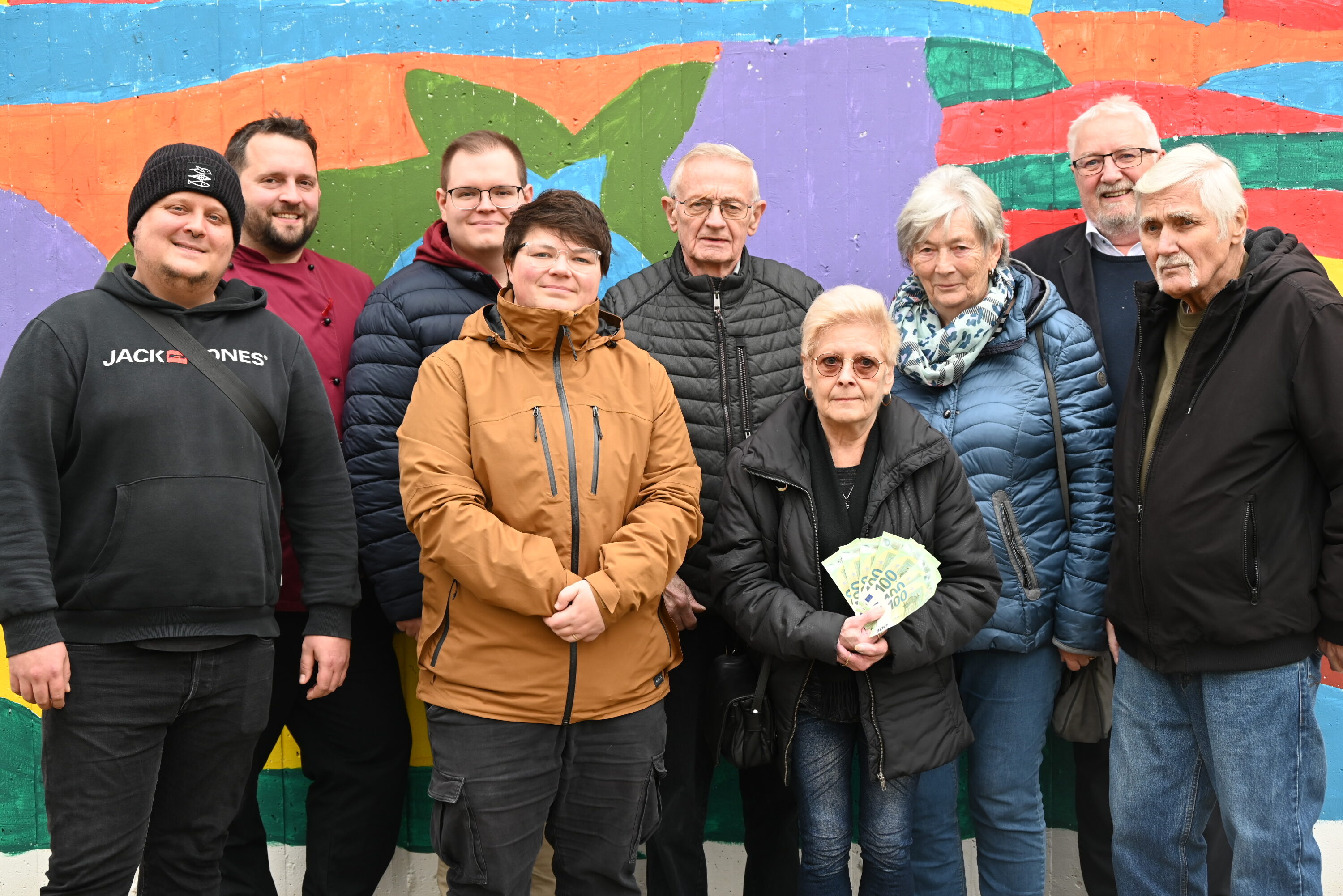Gruppenbild der Spendenübergabe Zeller Straßenfest an Freizeit des St. Josefs-Stift