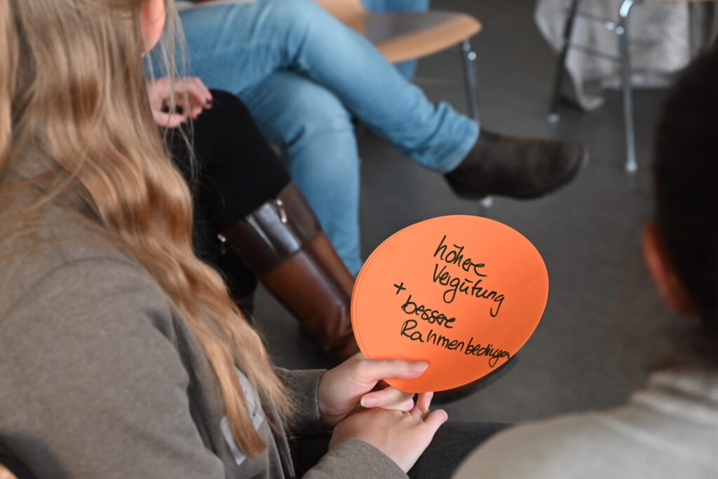 Workshops und Praxisdialog: Teilnehmende erarbeiten gemeinsam, wie sich Generationenvielfalt in Teams gestalten, Fachkräfte gewinnen und binden sowie Bildungswege flexibler denken lassen.