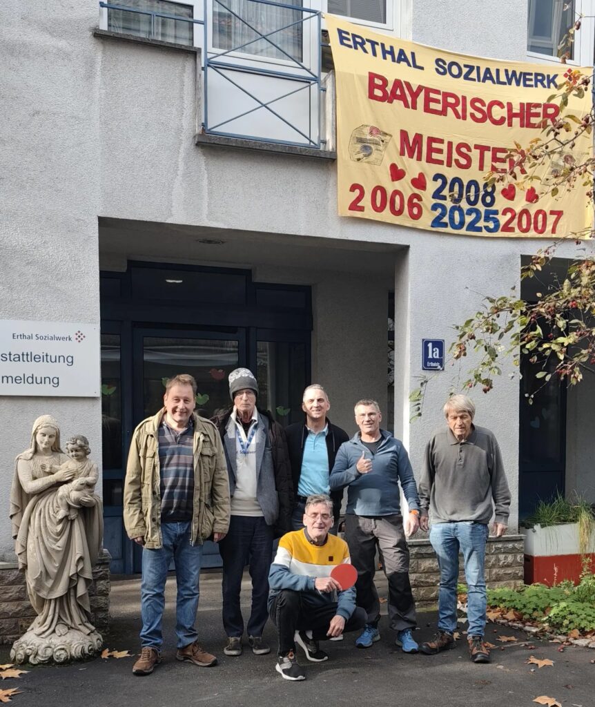 Gruppenbild des Tischtennis-Teams des Erthal-Sozialwerks. Auf dem Bild Bernhard Schaumberger, Ulrich Borkowsky, Michael Jauch (Werkstattleiter), Markus Köhler, Manfred Buchner.