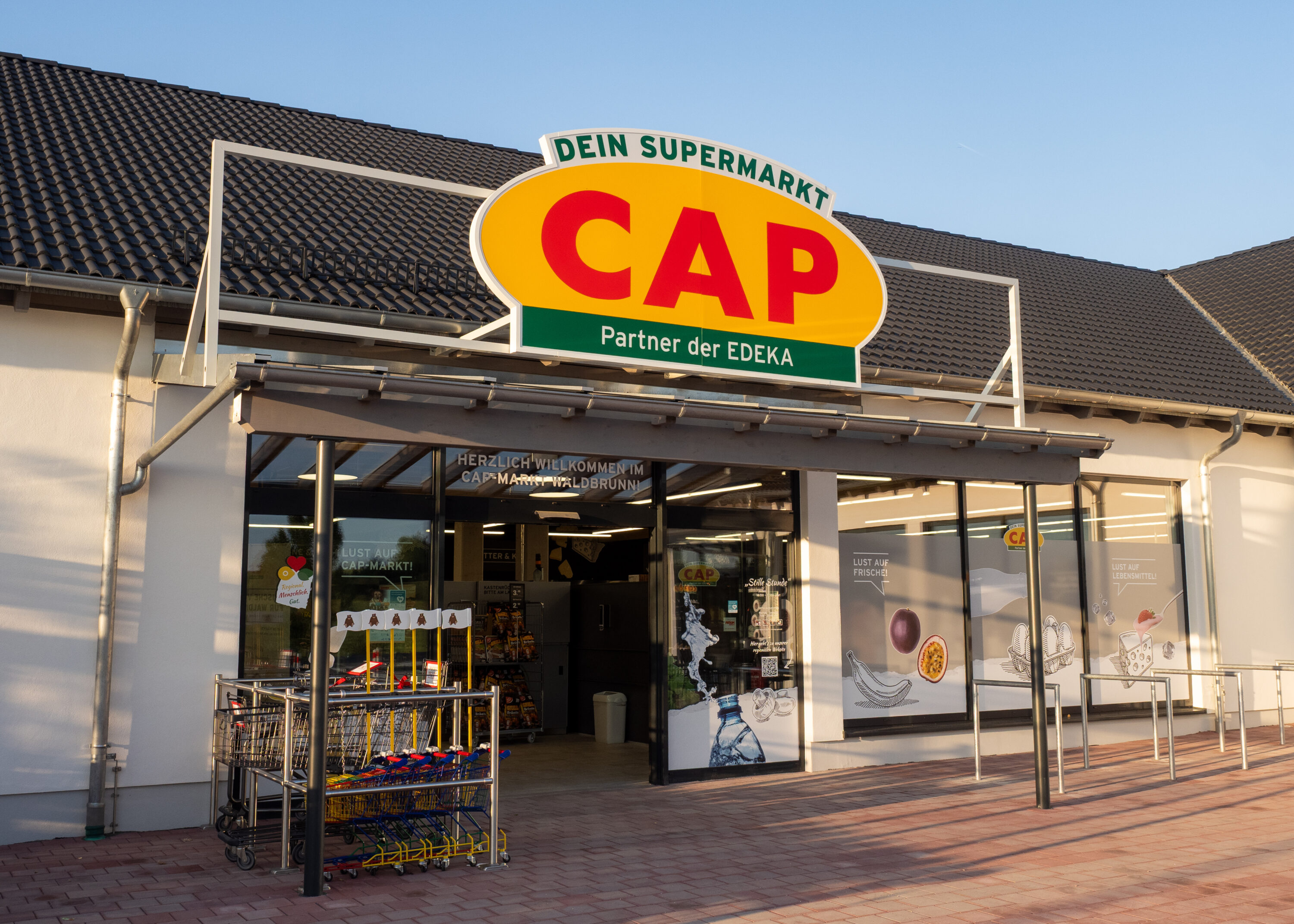 Eingangsbereich des CAP-Markts in Waldbrunn mit überdachtem und barrierefreiem Zugang.