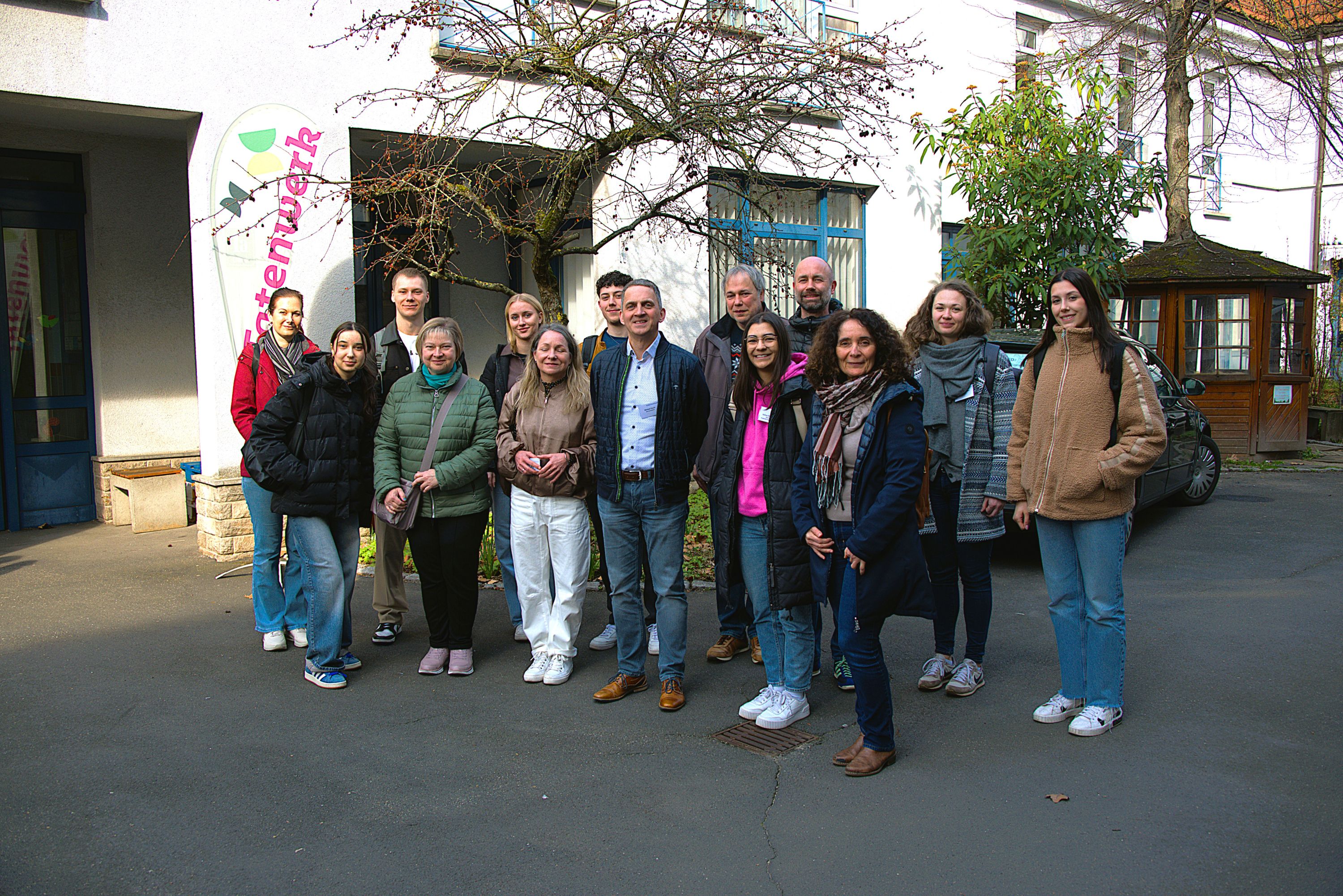 Gruppenbild am Stand des Erthal-Sozialwerks auf dem Inklusionstag bei Cummins in Marktheidenfeld (v.l.) Tim Rickert (Mitarbeiter WfbM Erthal-Sozialwerk), Christof Dürr (Mitarbeiter WfbM Erthal-Sozialwerk Sozialdienst) sowie Nadia Nuti (Leitung Sozialdienst WfbM Erthal-Sozialwerk).
