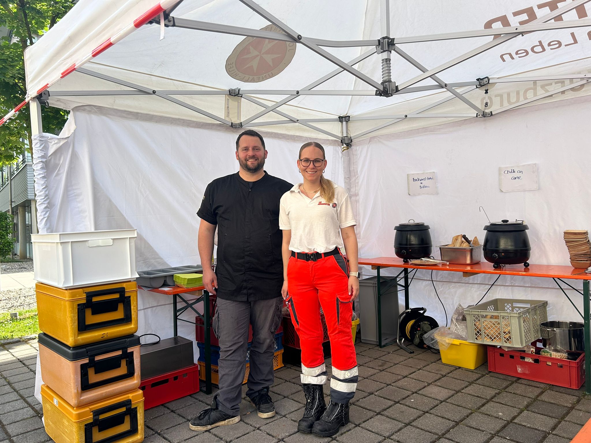 Christian Nepita von Tatenkraft gemeinsam mit einer Helferin der Johanniter im Verpflegungszelt beim WVV Marathon 2026 in Würzburg. Tatenkraft unterstützte erstmals die Versorgung der Einsatzkräfte und Ehrenamtlichen mit Frühstück und warmem Mittagessen.