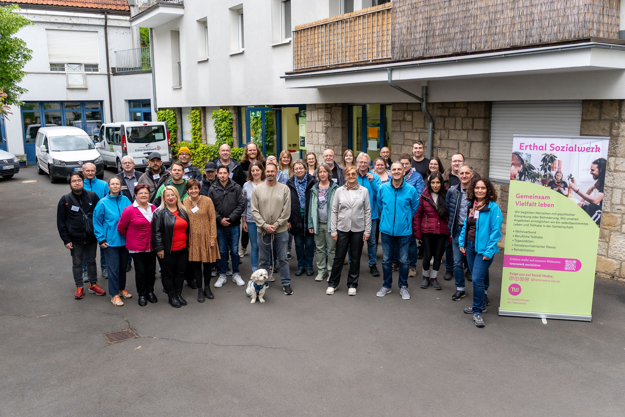 Gruppenfoto aller Beteiligten des Inklusionsprojekts "Brücken bauen".