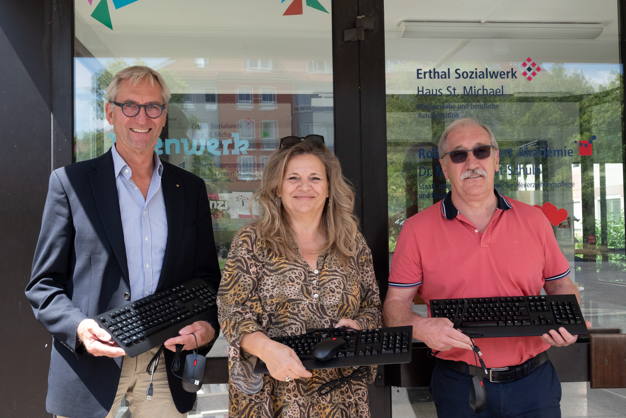 Markus Kießling und Josef Seis vom LC Löwenbrücke Würzburg bei der Spendenübergabe mit Linda Schmelzer, RPK Haus St. Michael. Die neuen Geräte werden künftig im Arbeitstraining der Rehabilitationseinrichtung eingesetzt und unterstützen Menschen mit psychischer Erkrankung auf ihrem Weg zurück in den Beruf.