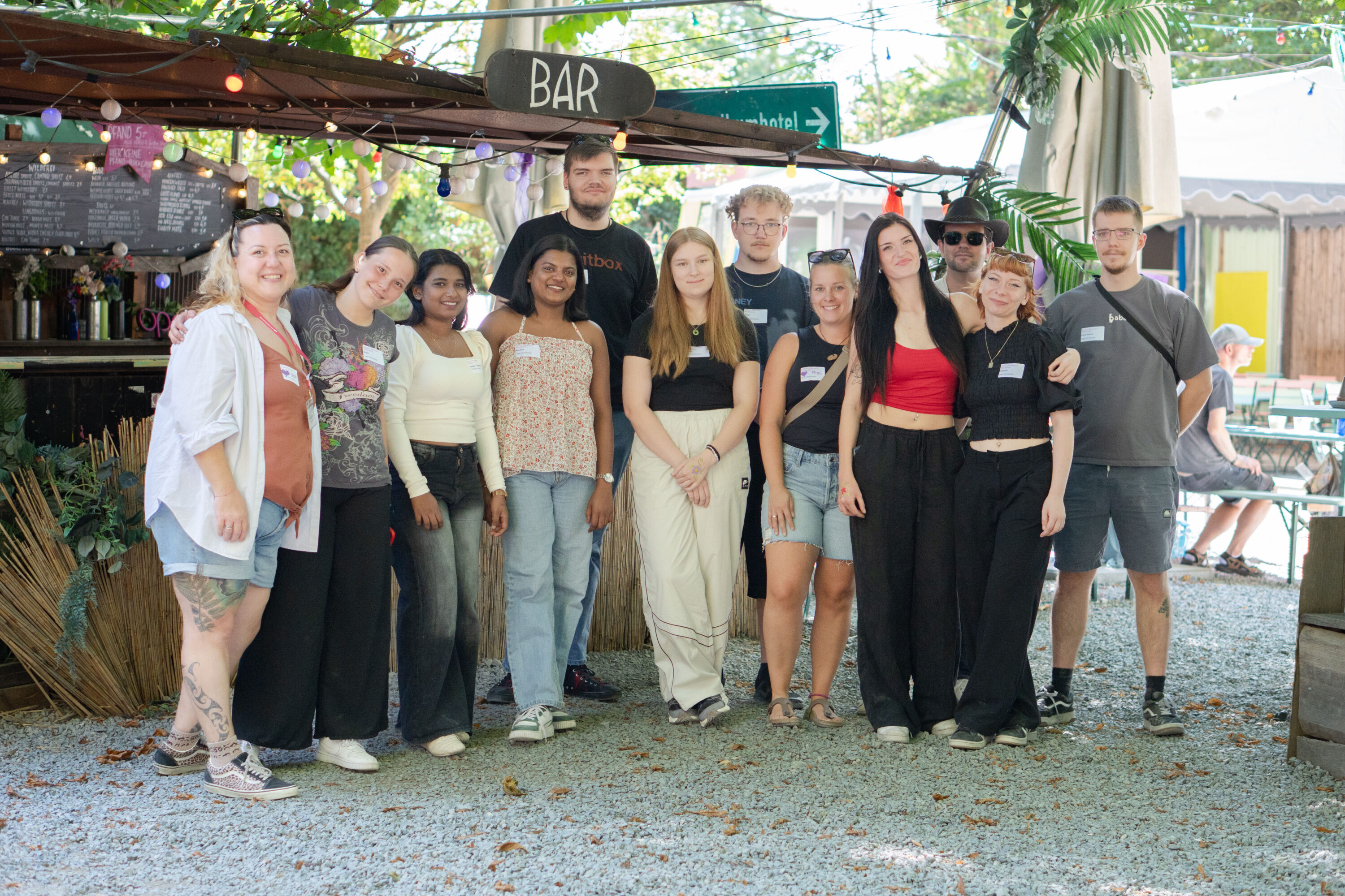 Gruppenfoto der Schülerinnen und Schüler des Unterkurses 3 der Dr. Maria-Probst-Schule mit Unterstützer:innen vor der Bar der Waldschänke Dornheim. Sie organisierten gemeinsam die inklusive Veranstaltung Dornklusion 2026.