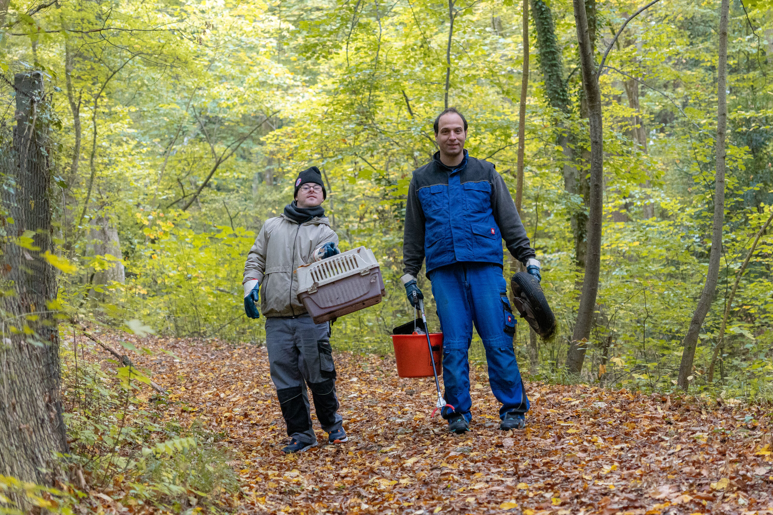 Zwei Bewohner des St. Josefs-Stifts beim Müllsammeln im Würzburger Steinbachtal.